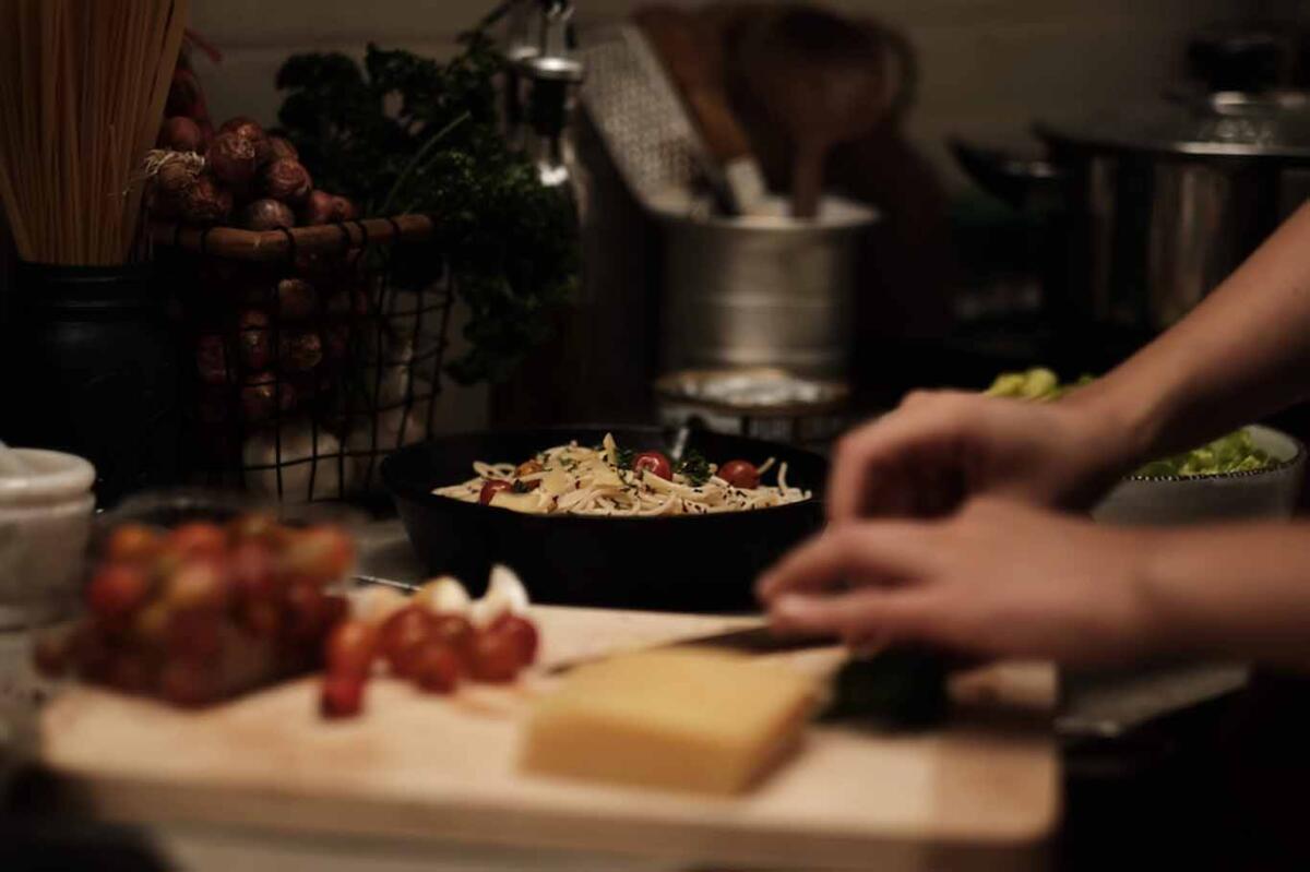 Jak spokojne przygotowanie kolacji pomaga zakończyć dzień w lepszym nastroju